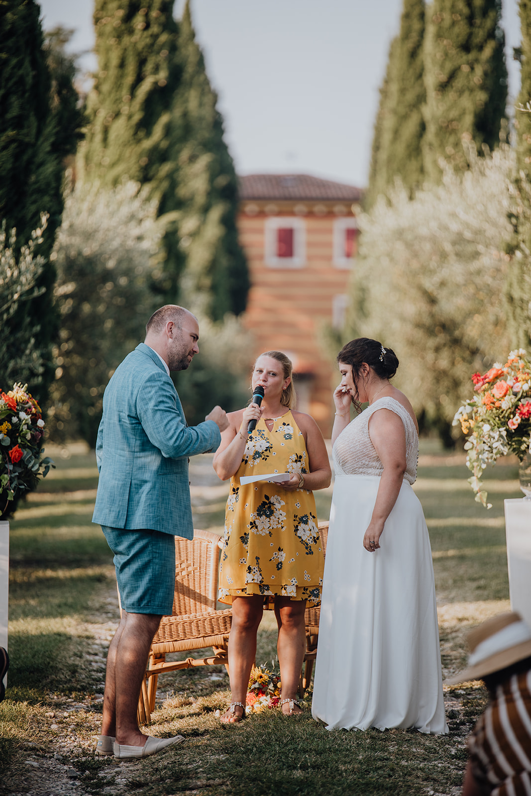 Liesje doet een ceremonie voor Event'L en een bruidspaar in italië tussen de cipressen