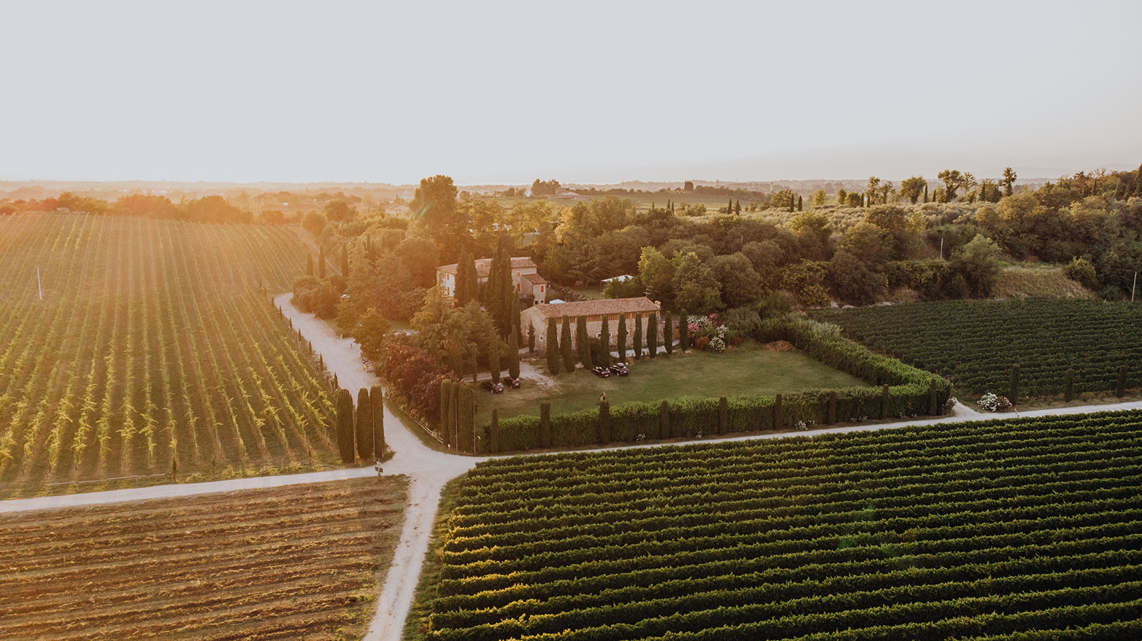 Dronebeeld van de trouwlocatie in Italie door Event'L