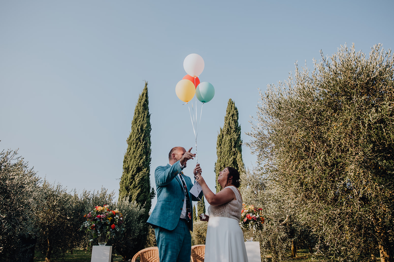 bruidspaar laat ballonnen los in de lucht in Italie