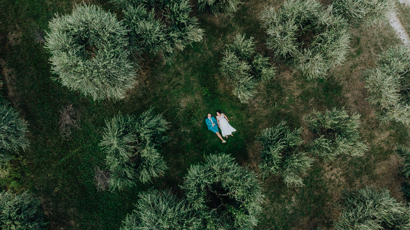 drone in de lucht in Italie om een bruidspaar te fotograferen 