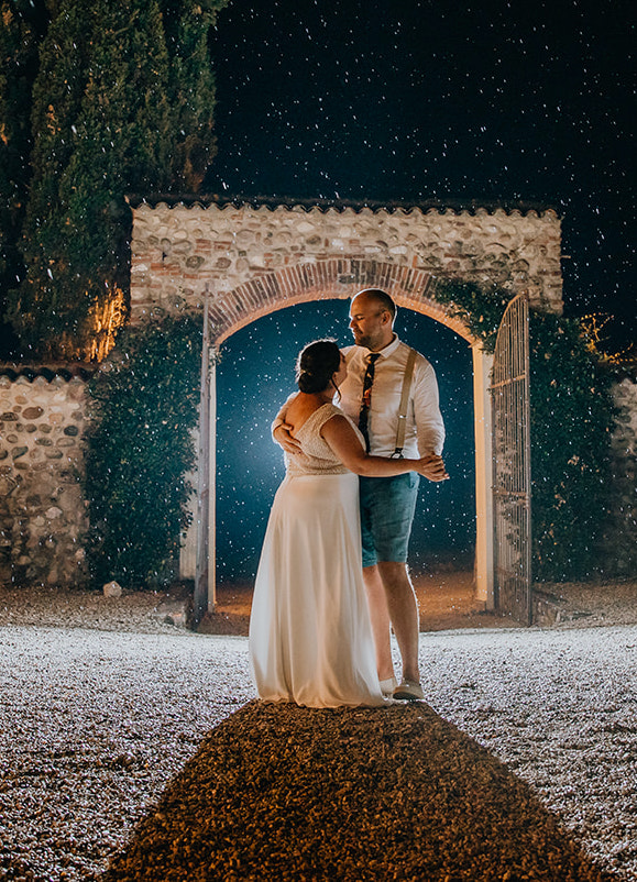 openingsdans in de regen voor een trouwfeest in italië, een verliefd bruidspaar