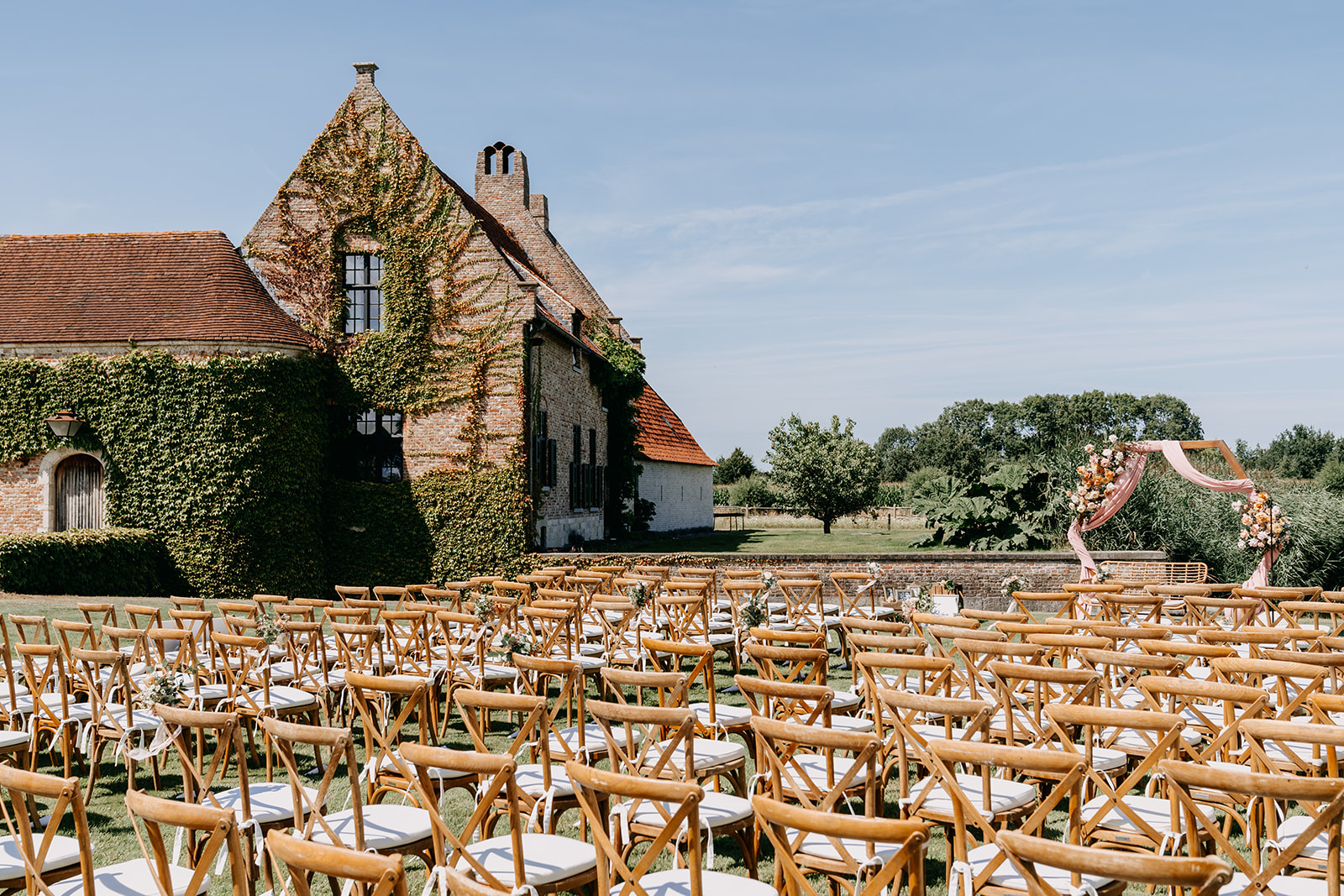 trouwfeest van Event'L met een ceremonie buiten