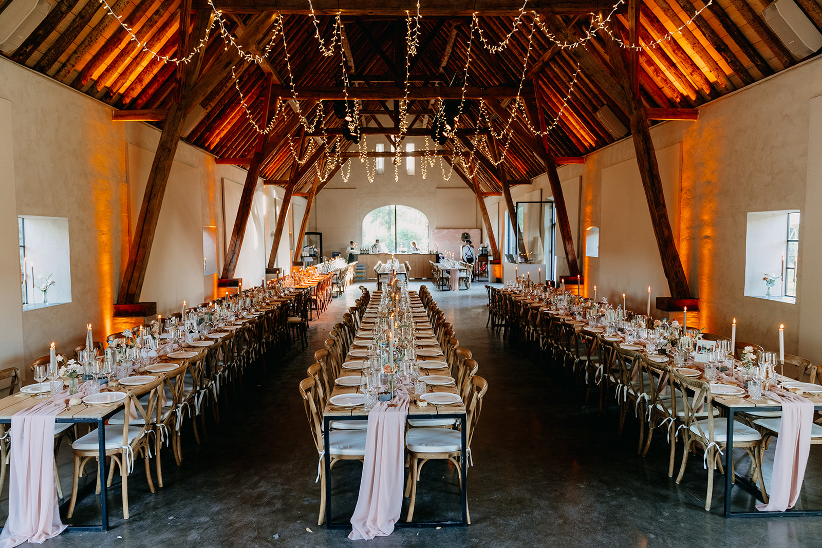 Trouwfeest van Event'L in een hoeve met veel verlichting en kaarslichtjes en mooie bloemen