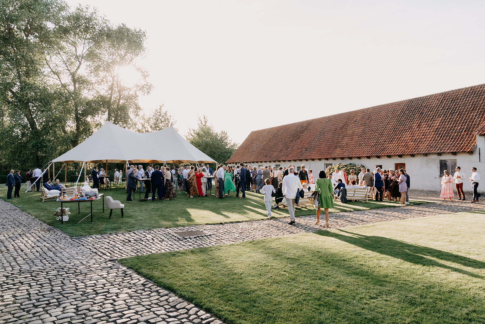 Trouwfeest van Event'L in een hoeve met veel verlichting en kaarslichtjes en mooie bloemen
